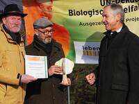 Ministerialdirektor Dr. Christian Barth, Bayerisches Staatsministerium für Umwelt und Verbraucherschutz, rechts, überreicht Dr. Stefan Böger, Regierung von Mittelfranken, die Auszeichnung Projekt der UN-Dekade Biologische Vielfalt. | © Steffie Haacke, LPV Mittelfranken